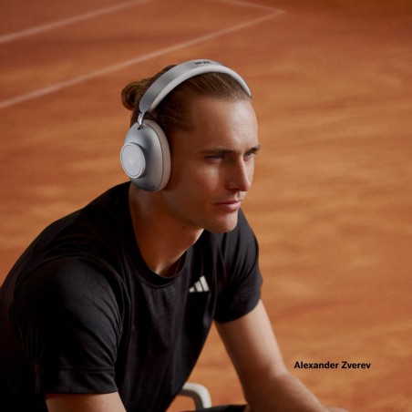 Alexander Zverev con Loewe leo, auriculares inalámbricos con cancelación de ruido, en moonlight beige