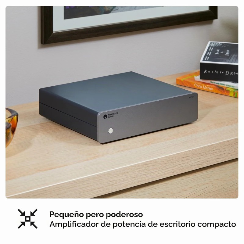 MXW70 sobre un mueble de madera: etapa de potencia compacta de sobremesa