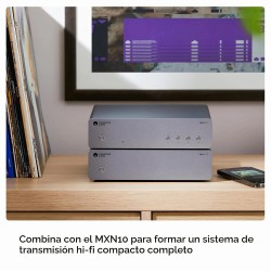 MXW70 y MXN10 juntos en un salón, junto a una colección de vinilos