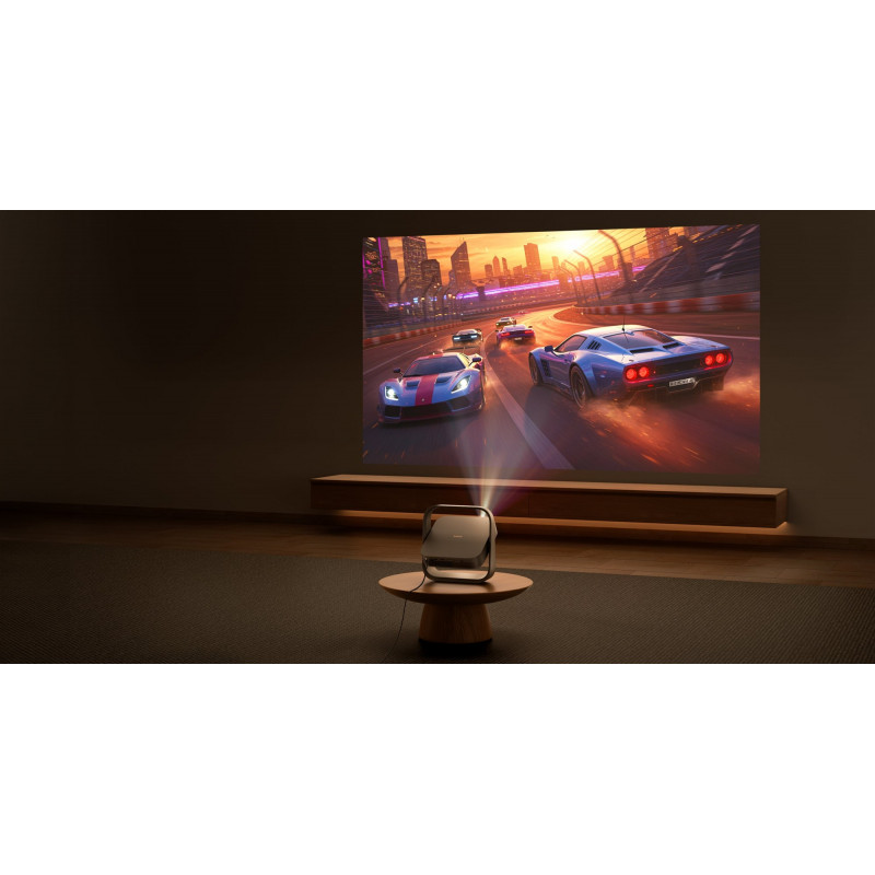 Proyectando un juego de coches en la pared del salón
