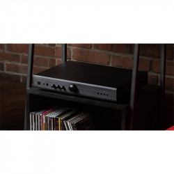 Rotel A10 MkII, con el CD11 MkII en un mueble
