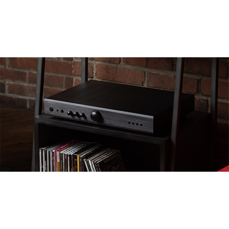 Rotel A10 MkII, con el CD11 MkII en un mueble