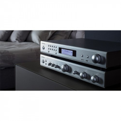 Rotel T11, en un mueble