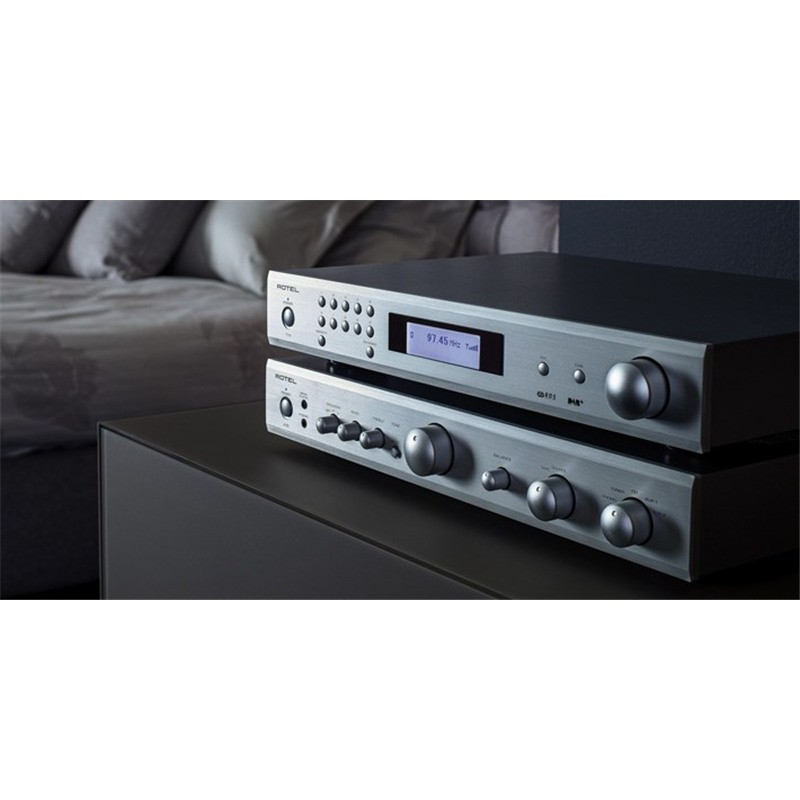 Rotel T11, en un mueble