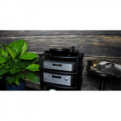 Rotel RA-1592 MkII, en un mueble con reproductor de CD y tocadiscos, plata