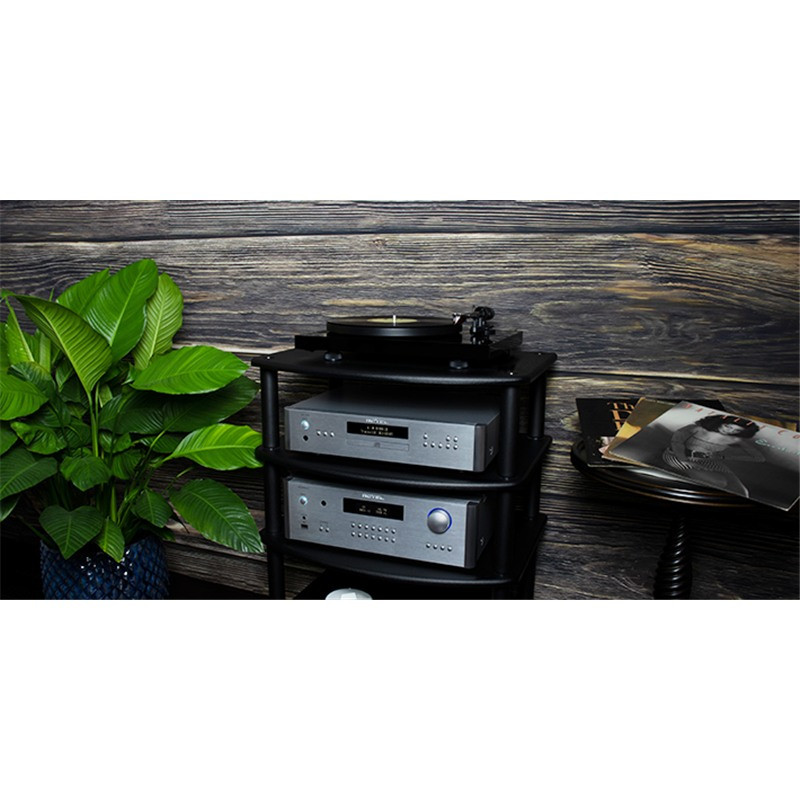 Rotel RA-1592 MkII, en un mueble con reproductor de CD y tocadiscos, plata