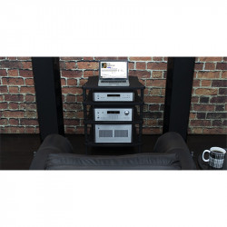 Rotel RC-1590 MkII, en un mueble con reproductor de CD y etapa, plata