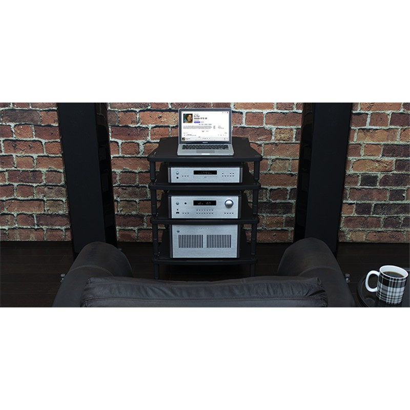 Rotel RC-1590 MkII, en un mueble con reproductor de CD y etapa, plata