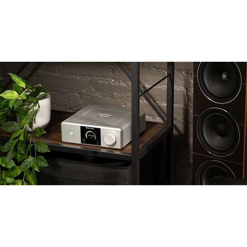Rotel DX-5, en una estantería, plata