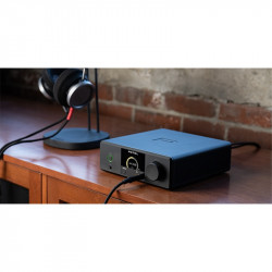 Rotel DX-3, en un escritorio con auriculares, negro