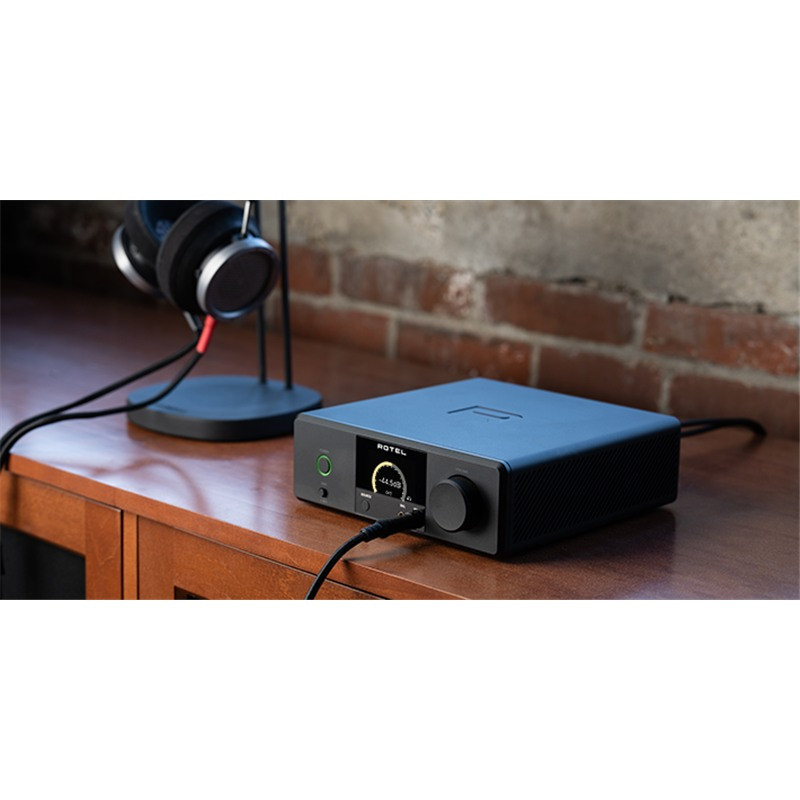 Rotel DX-3, en un escritorio con auriculares, negro