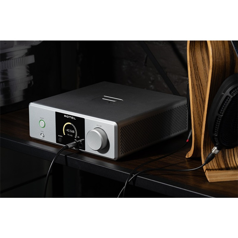 Rotel DX-3, en una estantería con auriculares, plata