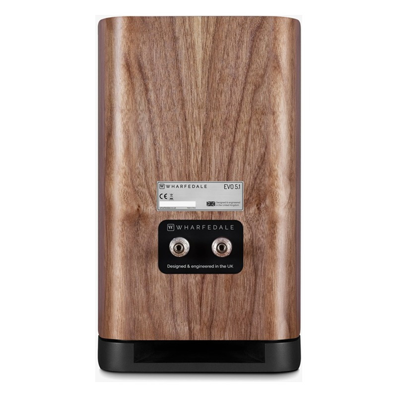 Wharfedale EVO 5.1, vista trasera con bornes y salida del puerto en la peana