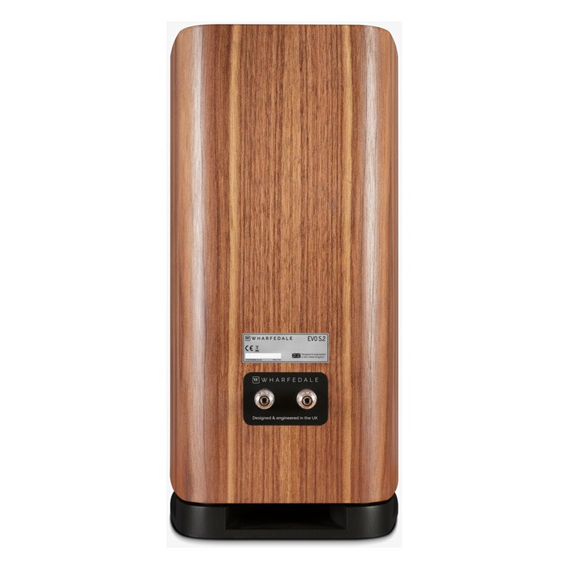 Wharfedale EVO 5.2, vista trasera con bornes y salida del puerto en la peana
