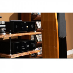 Rotel Michi Q430, en un mueble con un previo Michi
