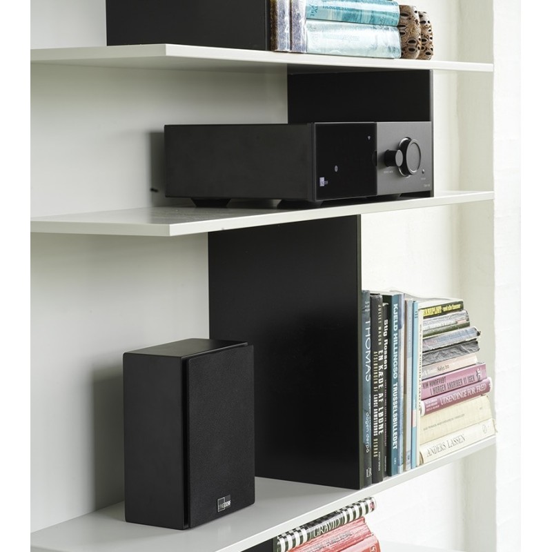 Lyngdorf MH-2 negro mate — apoyado en una librería junto a un amplificador Lyngdorf