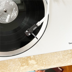 Ortofon SH-4 Black montado en el brazo de un tocadiscos