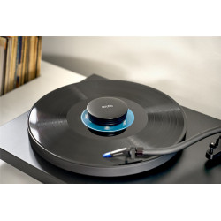 Ortofon Record Stabilizer negro sobre un disco