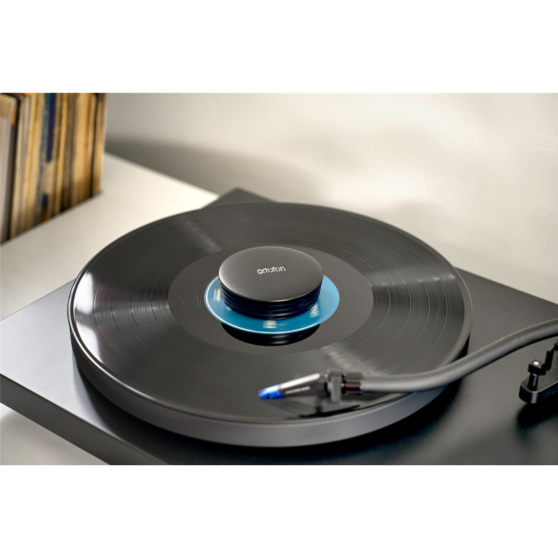 Ortofon Record Stabilizer negro sobre un disco
