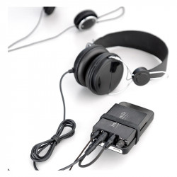 In-Akustik Premium Headphone Amp No. 1, en uso con dos auriculares