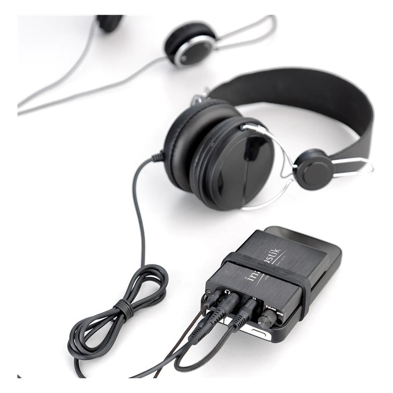 In-Akustik Premium Headphone Amp No. 1, en uso con dos auriculares