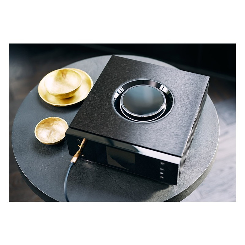 Uniti Atom Headphone Edition con un cable de auriculares conectado en el frontal