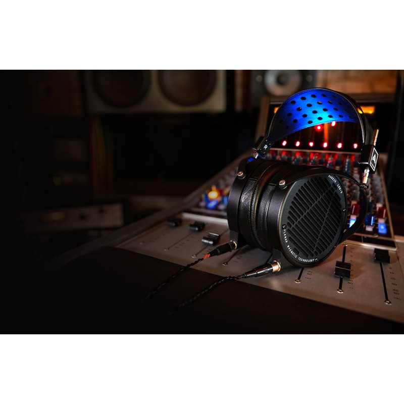 Audeze LCD-X, sobre una mesa de mezclas, foto de ambiente