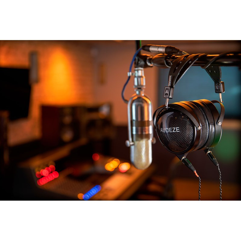 Audeze LCD-XC, en un estudio, foto de ambiente