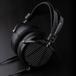 Audeze LCD-MX4, sobre fondo oscuro