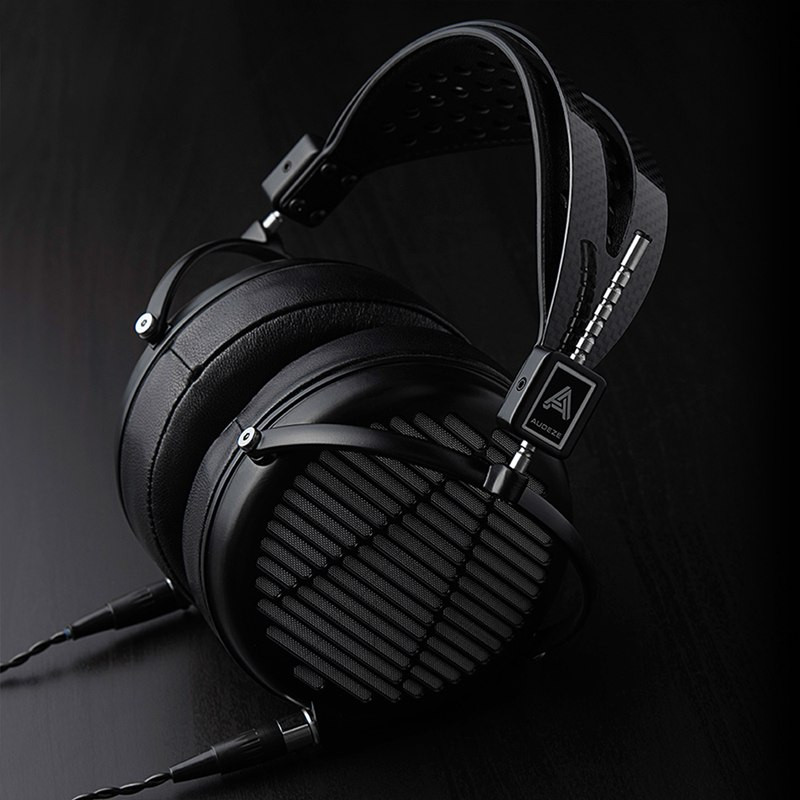 Audeze LCD-MX4, sobre fondo oscuro