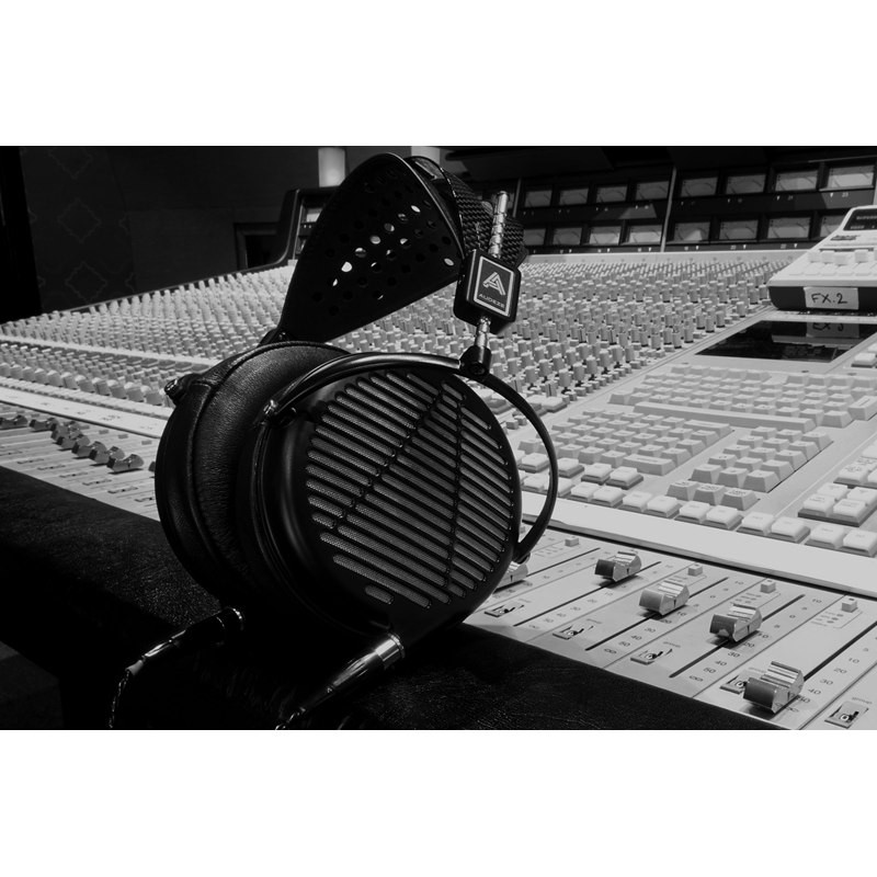 Audeze LCD-MX4, sobre una mesa de mezclas, foto de ambiente