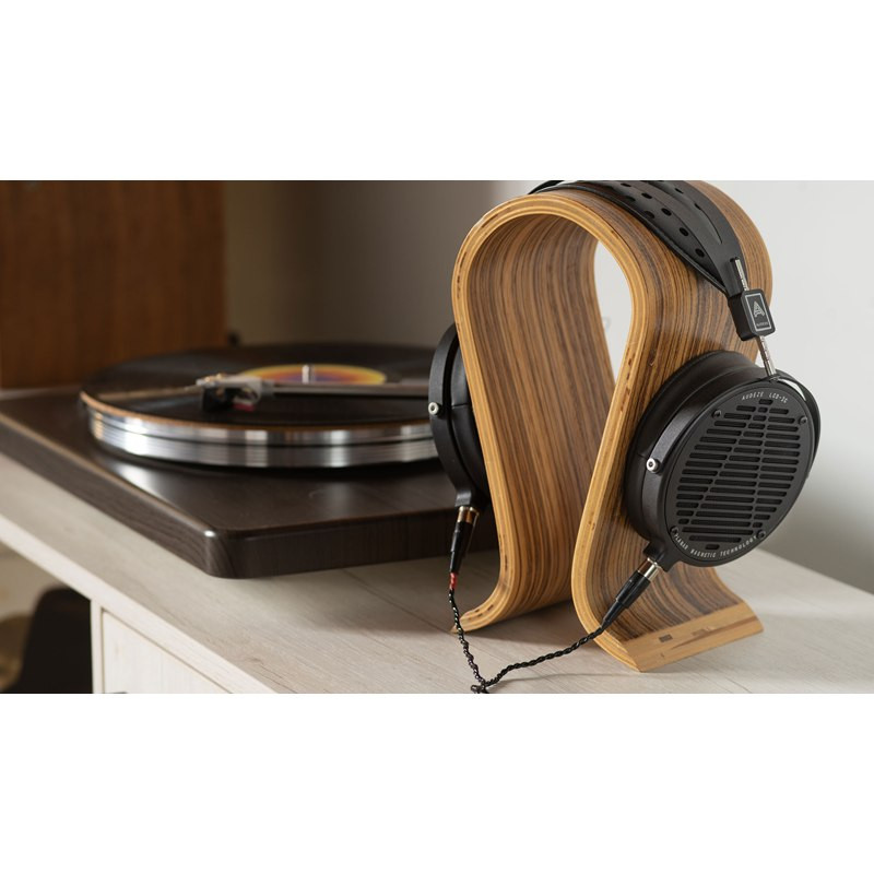 Audeze LCD-2 Classic, en un soporte junto a un tocadiscos