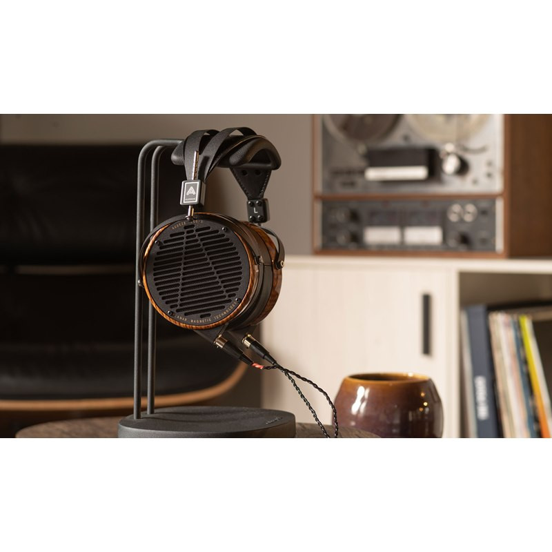 Audeze LCD-3, en un soporte, en un salón