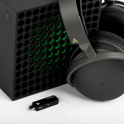 Audeze Maxwell Xbox, con la consola Xbox y el receptor USB-C