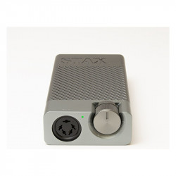 STAX SRM-D10 II, frontal, con la toma PRO de 5 pines y el volumen