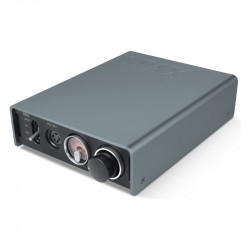 STAX SRM-D50, vista tres cuartos, con el selector de entrada, la toma PRO y el vúmetro