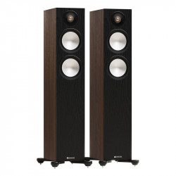 Monitor Audio Bronze 300 7G, pareja en 3/4 sin rejilla, nogal, nogal