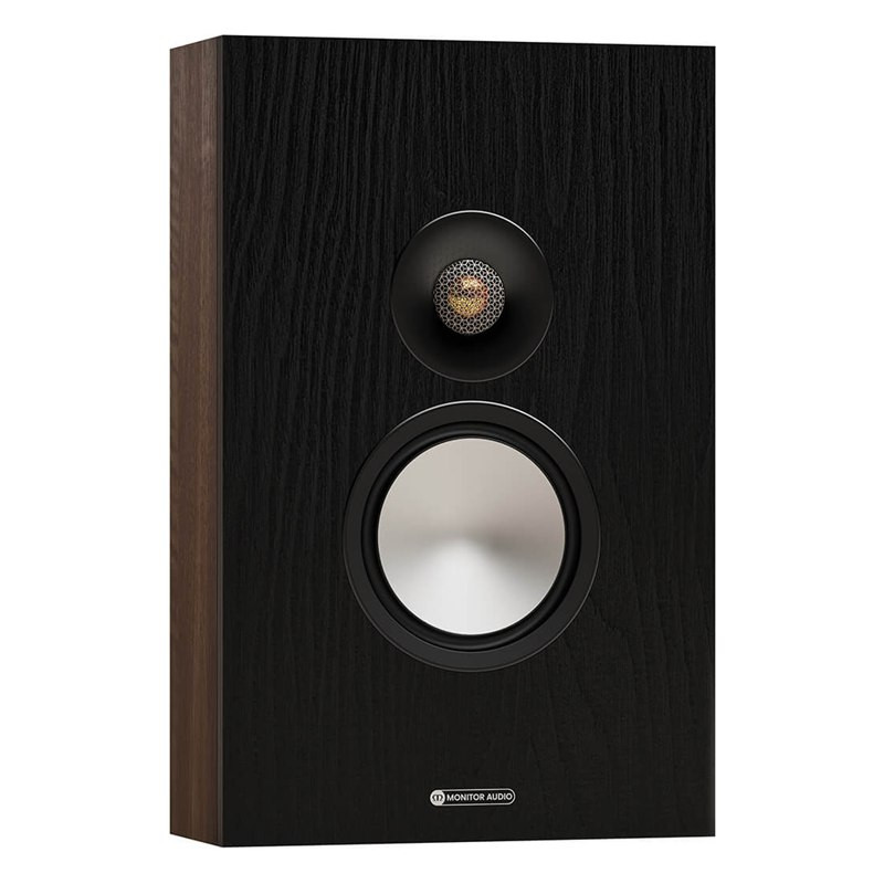 Monitor Audio Bronze On-Wall 7G, en 3/4 sin rejilla, nogal, nogal