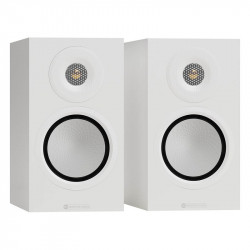 Monitor Audio Silver 50 8G, vista 3/4 sin rejilla, blanco satinado