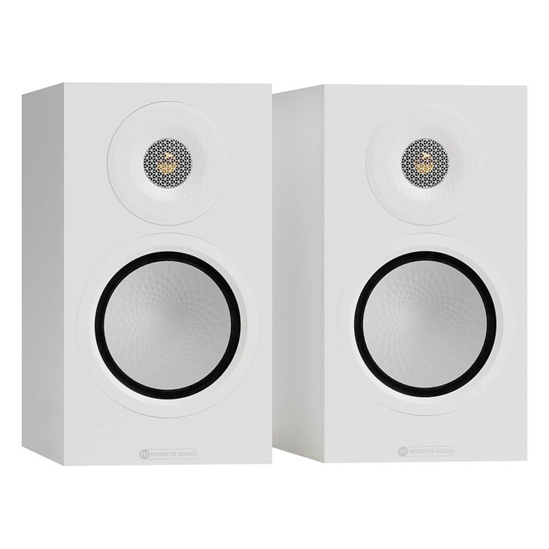 Monitor Audio Silver 50 8G, vista 3/4 sin rejilla, blanco satinado