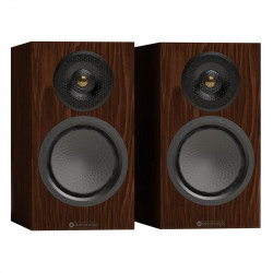 Monitor Audio Silver 50 8G, vista 3/4 sin rejilla, nogal europeo