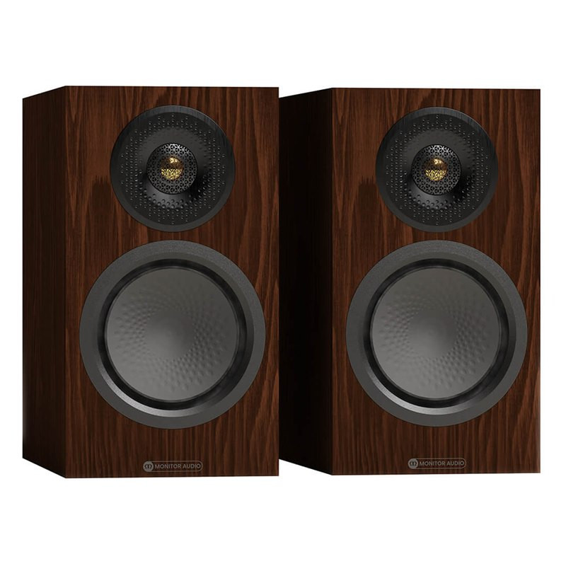 Monitor Audio Silver 50 8G, vista 3/4 sin rejilla, nogal europeo