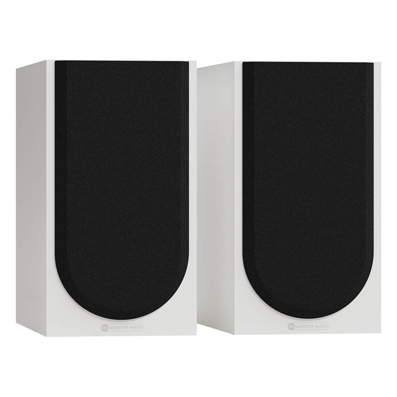 Monitor Audio Silver 50 8G, vista 3/4 con rejilla magnética, blanco satinado