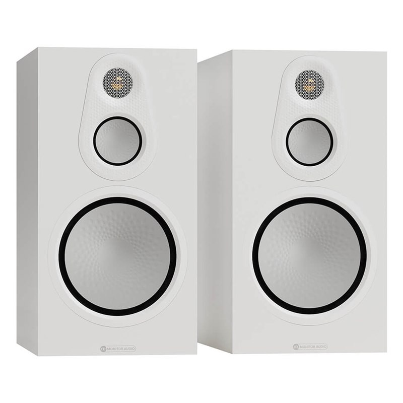 Monitor Audio Silver 100 8G, vista 3/4 sin rejilla, blanco satinado