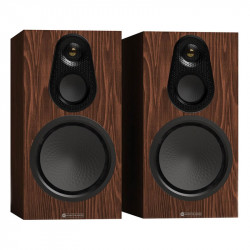 Monitor Audio Silver 100 8G, vista 3/4 sin rejilla, nogal europeo