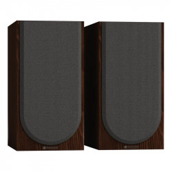 Monitor Audio Silver 100 8G, vista 3/4 con rejilla magnética, nogal europeo