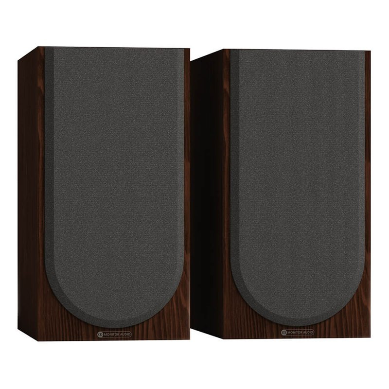 Monitor Audio Silver 100 8G, vista 3/4 con rejilla magnética, nogal europeo