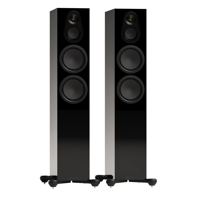 Monitor Audio Silver 300 8G, vista 3/4 sin rejilla, negro brillante