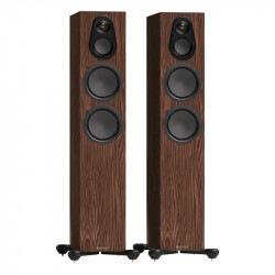 Monitor Audio Silver 300 8G, vista 3/4 sin rejilla, nogal europeo