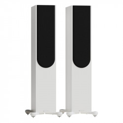Monitor Audio Silver 300 8G, vista 3/4 con rejilla magnética, blanco satinado